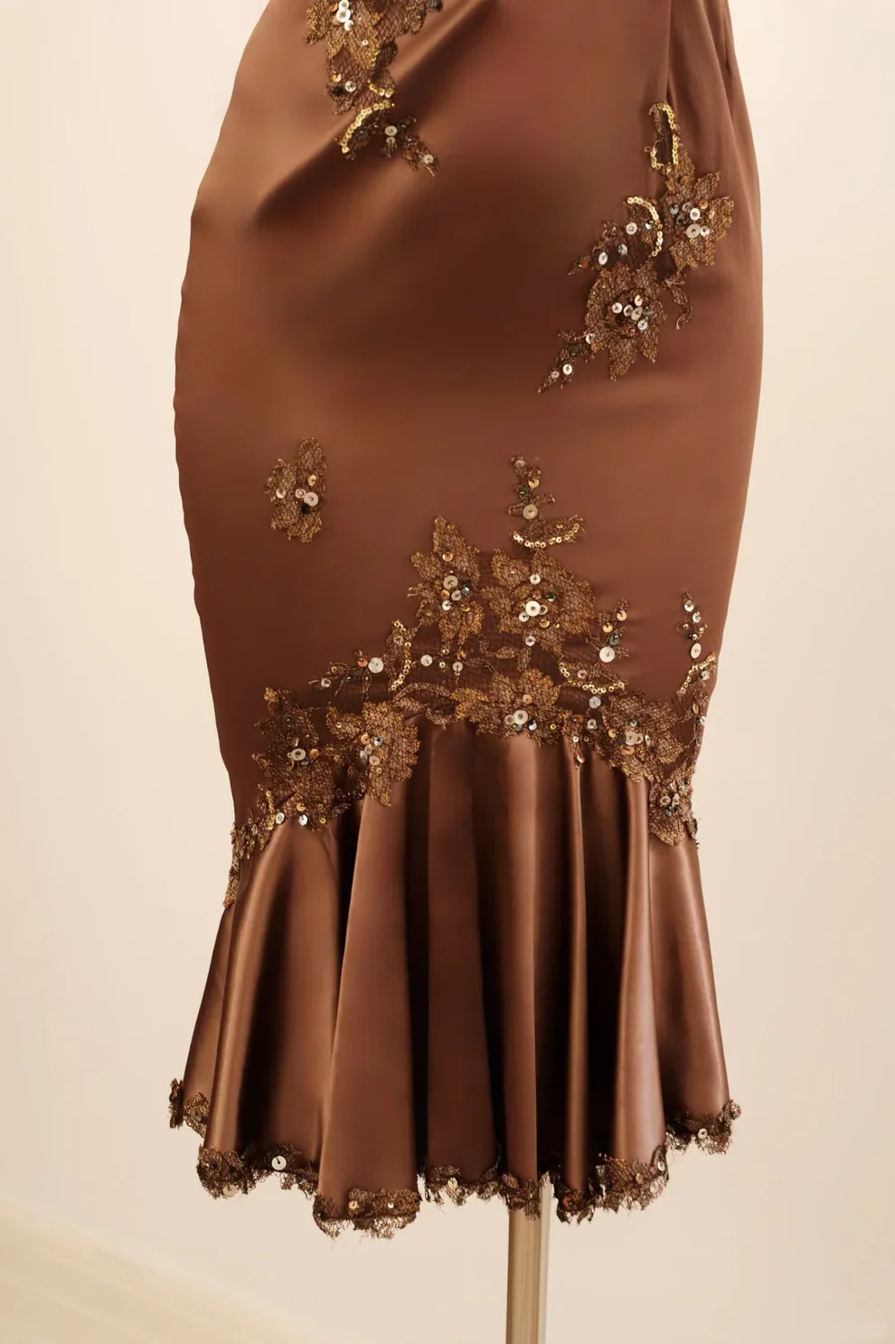 Brown Sheath V Neck Evening Dress With Appliques Satin Short Dress P699