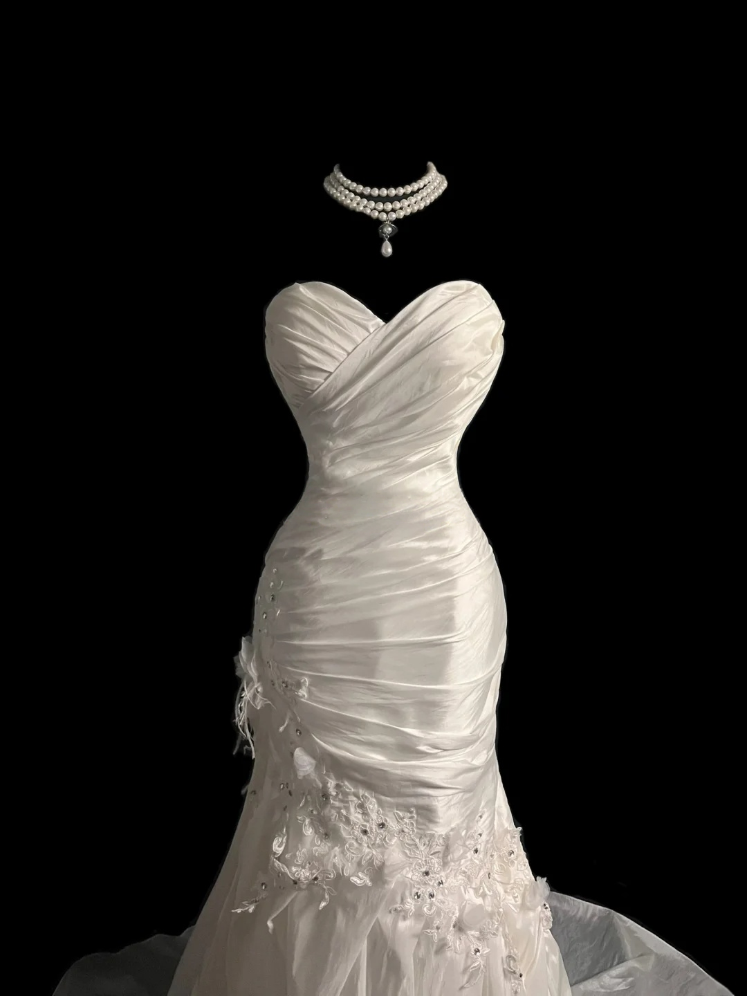 Sweetheart Ivory Satin Wedding Dress Appliques Elegant Bridal Gown P109