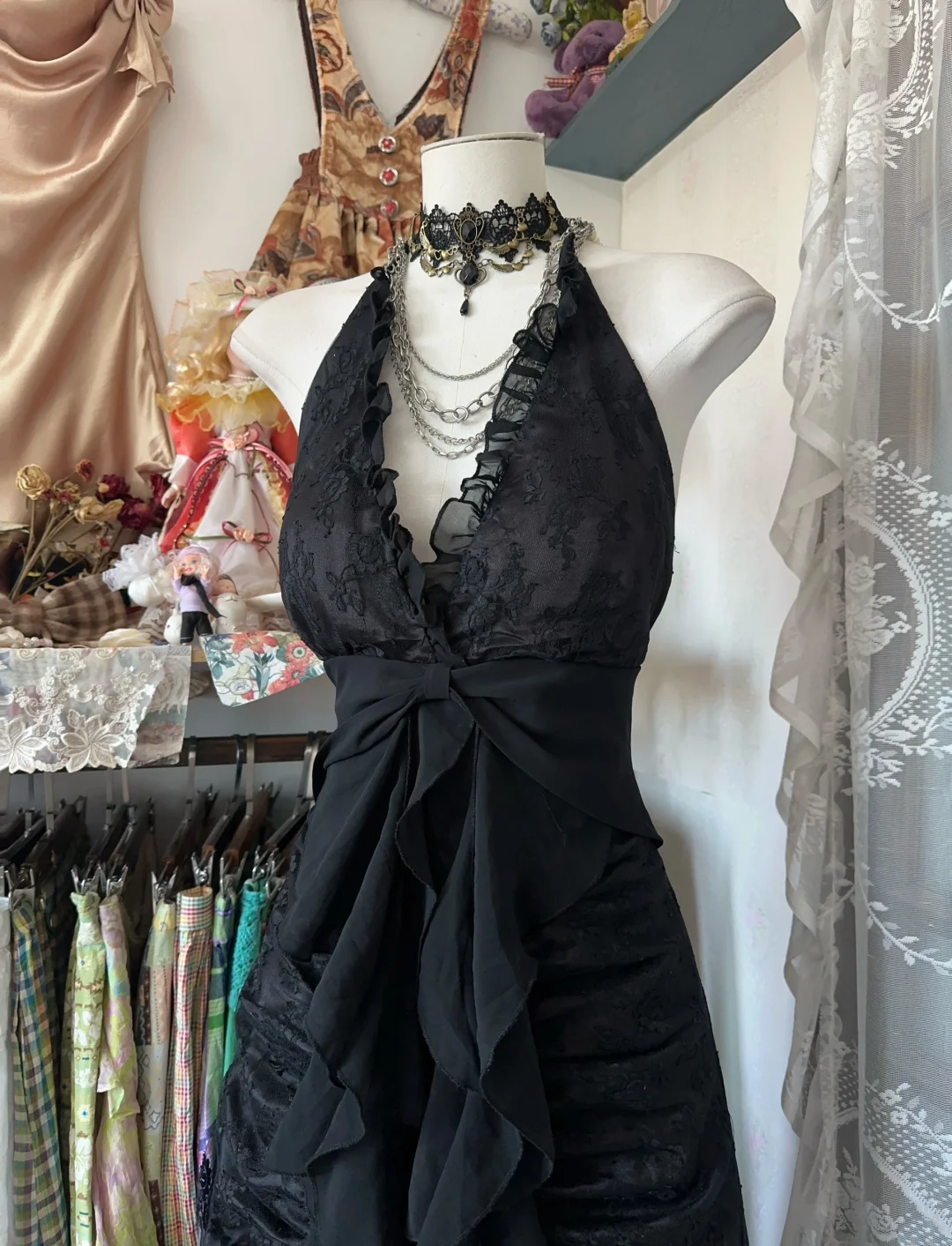 Halter Black Lace Prom Dress Ruffled V Neck Evening Dress P393