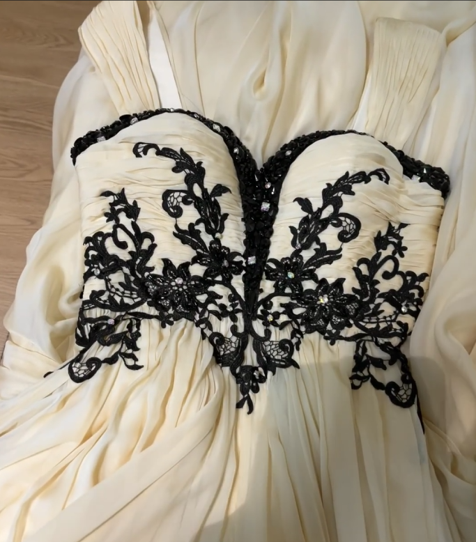 Sweetheart A Line Chiffon Wedding Dress With Black Appliques P1291