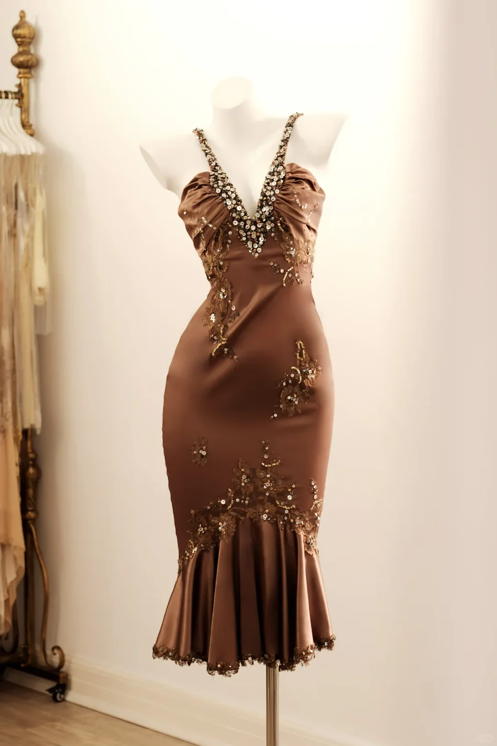 Brown Sheath V Neck Evening Dress With Appliques Satin Short Dress  P699