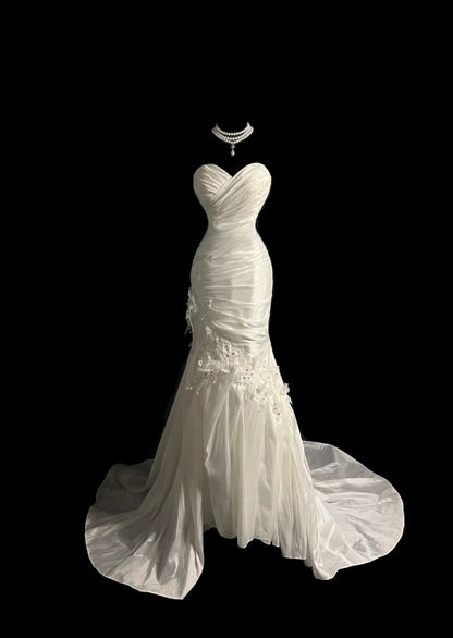 Sweetheart Ivory Satin Wedding Dress Appliques Elegant Bridal Gown  P109