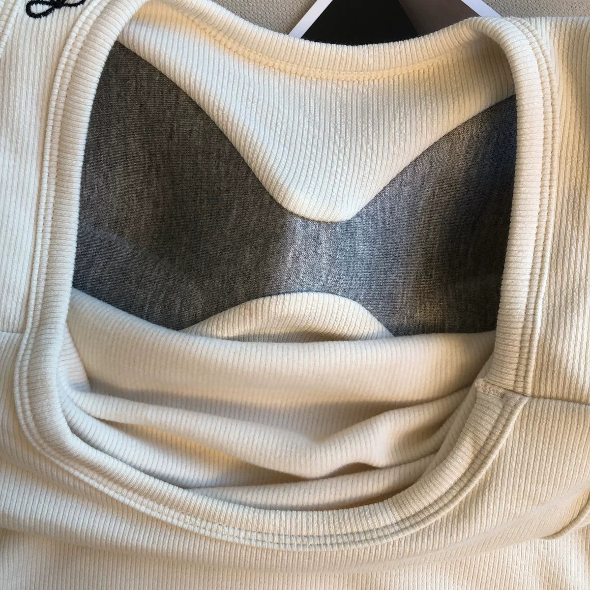 Sleeveless Camisole Top with Bow Embroidery    L120